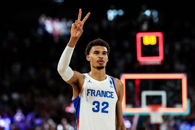 FRA, Paris, Olympischen Spiele Paris 2024, (06.08.2024, Basketball Herren Viertelfinale Frankreich - Kanada, Bercy Arena) Victor Wembanyama (Frankreich, 32) gestikuliert mit zwei ausgestreckten Fingern: Noch zwei Spiele bis zur Goldmedaille Copyright: HMBxMedia SteffiexWunderl