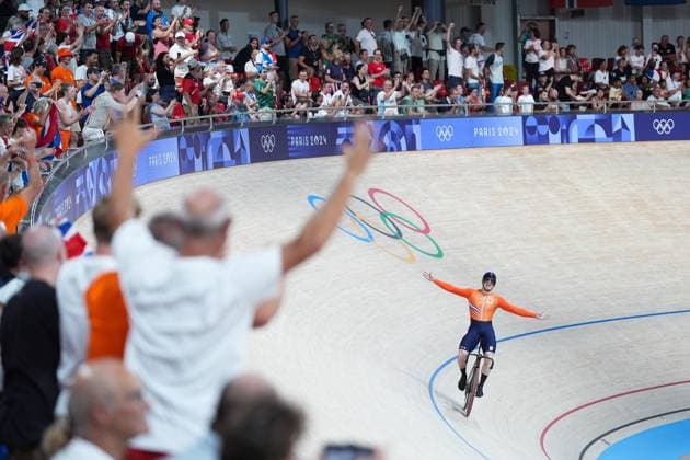 Sport Themen der Woche KW32 Sport Bilder des Tages Paris 2024 Olympic Games, Olympische Spiele, Olympia, OS Picture by Zac Williams SWpix.com - 06 08 2024 - Paris 2024 Olympic Games - Track cycling, Rad, Radsport, Bahnrad, Bahn - National Velodrome, Saint-Quentin-en-Yvelines, France - Men s Team Sprint Finals For Gold - Roy van den Berg, Harrie Lavreysen, Jeffrey Hoogland (Netherlands) celebrates winning the Olympic Gold Medal Paris Cycling France Copyright: x xSWpix.comx(t axPhotographyxHubxLtd)xZacxWilliams SWpix.comx SWP-2602-4579