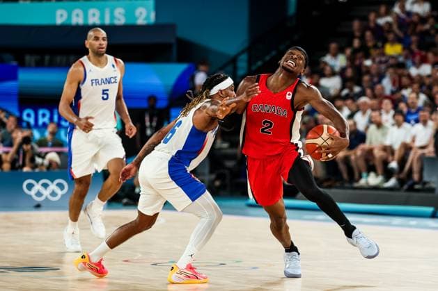 Sport Bilder des Tages FRA, Paris, Olympischen Spiele Paris 2024, (06.08.2024, Basketball Herren Viertelfinale Frankreich - Kanada, Bercy Arena) Andrew Albicy (Frankreich, 6), Shai Gilgeous-Alexander (Kanada, 2) am Ball Copyright: HMBxMedia SteffiexWunderl