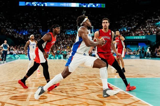 FRA, Paris, Olympischen Spiele Paris 2024, (06.08.2024, Basketball Herren Viertelfinale Frankreich - Kanada, Bercy Arena) Guerschon Yabusele (Frankreich, 7) am Ball, Dwight Powell (Kanada, 7) Copyright: HMBxMedia SteffiexWunderl
