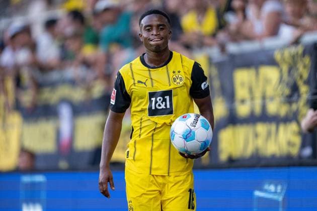 06.08.2024, Fussball: Testspiel, Saison 2024 2025, Borussia Moenchengladbach - FC Villareal in Altach. Youssoufa Moukoko (Borussia Dortmund 09, 18) beim Einwurf. Foto: Kirchner-Media DI Copyright: xKirchner-Media DIx