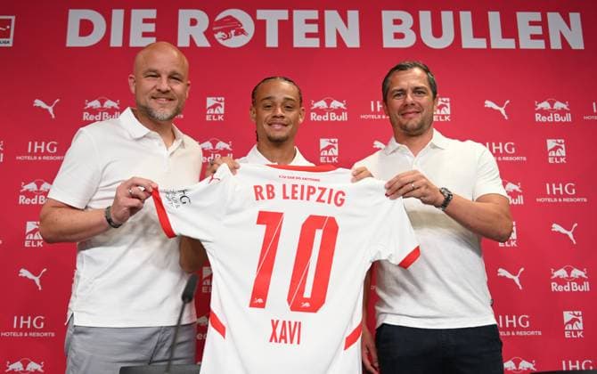 Sport Themen der Woche KW32 Sport Bilder des Tages Fußball-Bundesliga Saison 2024 2025, Pressekonferenz mit Xavi Simons (Offensives Mittelfeld RB Leipzig, Rueckennummer 10), Marcel Schäfer (Geschäftsführer RB Leipzig) und Rouven Schröder (Sportdirektor RB Leipzig) (06.08.2024). Rouven Schröder (Sportdirektor RB Leipzig), Xavi Simons (Offensives Mittelfeld RB Leipzig, Rueckennummer 10) und Marcel Schäfer (Geschäftsführer Sport RB Leipzig) (v.l.n.r.) bei der Pressekonferenz von RB Leipzig (06.08.2024). Auf der PK wird die Verlängerung der Leihe von Xavi (von Paris Saint-Germain) bekanntgegeben. Schröder, Xavi und Schäfer halten ein Trikot von Xavi mit der Nummer 10 in die Höhe. Leipzig Sachsen Deutschland Red-Bull-Trainingsgelände am Cottaweg *** Soccer Bundesliga season 2024 2025, Press conference with Xavi Simons offensive midfield RB Leipzig, back number 10 , Marcel Schäfer Managing Director Sport RB Leipzig and Rouven Schröder Sports Director RB Leipzig 06 08 2024 Rouven Schröder Sports Director RB Leipzig , Xavi Simons offensive midfield RB Leipzig, Back number 10 and Marcel Schäfer Managing Director Sport RB Leipzig from left to right at the press conference of RB Leipzig 06 08 2024 At the press conference the extension of the loan of Xavi from Paris Saint Germain is announced Schröder, Xavi and Schäfer hold up a jersey of Xavi with the number 10 Leipzig Saxony Germany Red Bull training ground at Cottaweg