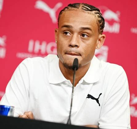Fußball-Bundesliga Saison 2024 2025, Pressekonferenz mit Xavi Simons (Offensives Mittelfeld RB Leipzig, Rueckennummer 10), Marcel Schäfer (Geschäftsführer RB Leipzig) und Rouven Schröder (Sportdirektor RB Leipzig). Xavi Simons (Offensives Mittelfeld RB Leipzig, Rueckennummer 10) bei der Pressekonferenz von RB Leipzig (06.08.2024) - auf dieser wurde die Verlängerung der Leihe von Xavi von Paris Saint-Germain bekannt gegeben. Leipzig Sachsen Deutschland Red-Bull-Trainingsgelände am Cottaweg