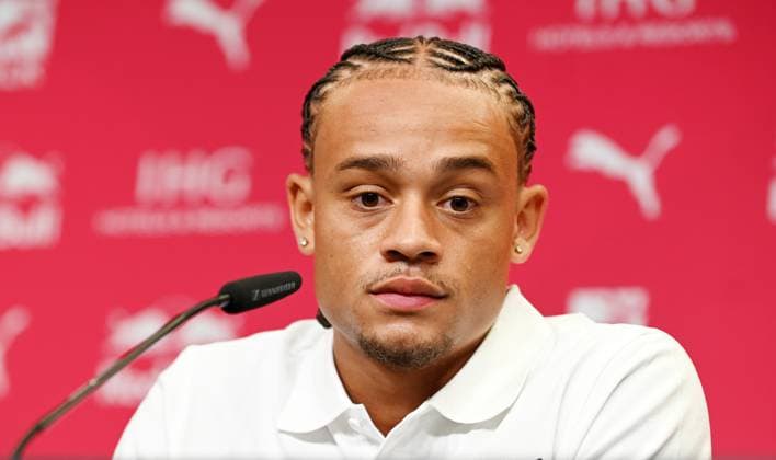 Fußball-Bundesliga Saison 2024 2025, Pressekonferenz mit Xavi Simons (Offensives Mittelfeld RB Leipzig, Rueckennummer 10), Marcel Schäfer (Geschäftsführer RB Leipzig) und Rouven Schröder (Sportdirektor RB Leipzig). Xavi Simons (Offensives Mittelfeld RB Leipzig, Rueckennummer 10) bei der Pressekonferenz von RB Leipzig (06.08.2024) - auf dieser wurde die Verlängerung der Leihe von Xavi von Paris Saint-Germain bekannt gegeben. Leipzig Sachsen Deutschland Red-Bull-Trainingsgelände am Cottaweg