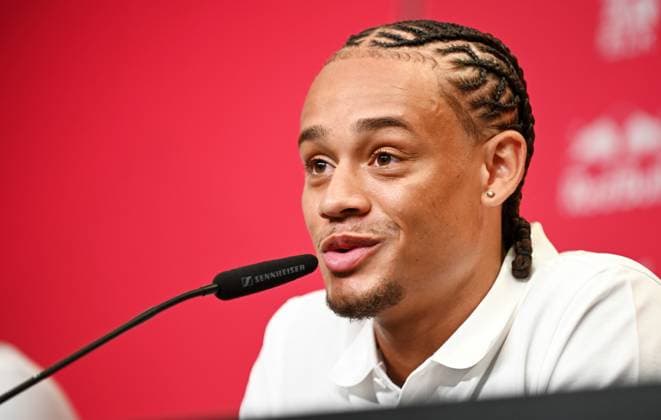 Fußball-Bundesliga Saison 2024 2025, Pressekonferenz mit Xavi Simons (Offensives Mittelfeld RB Leipzig, Rueckennummer 10), Marcel Schäfer (Geschäftsführer RB Leipzig) und Rouven Schröder (Sportdirektor RB Leipzig). Xavi Simons (Offensives Mittelfeld RB Leipzig, Rueckennummer 10) bei der Pressekonferenz von RB Leipzig (06.08.2024) - auf dieser wurde die Verlängerung der Leihe von Xavi von Paris Saint-Germain bekannt gegeben. Leipzig Sachsen Deutschland Red-Bull-Trainingsgelände am Cottaweg