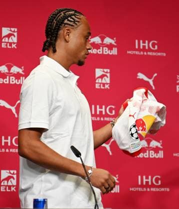Fußball-Bundesliga Saison 2024 2025, Pressekonferenz mit Xavi Simons (Offensives Mittelfeld RB Leipzig, Rueckennummer 10), Marcel Schäfer (Geschäftsführer RB Leipzig) und Rouven Schröder (Sportdirektor RB Leipzig). Xavi Simons (Offensives Mittelfeld RB Leipzig, Rueckennummer 10) bei der Pressekonferenz von RB Leipzig (06.08.2024) - auf dieser wurde die Verlängerung der Leihe von Xavi von Paris Saint-Germain bekannt gegeben. Xavi hält ein Trikot in der Hand. Leipzig Sachsen Deutschland Red-Bull-Trainingsgelände am Cottaweg