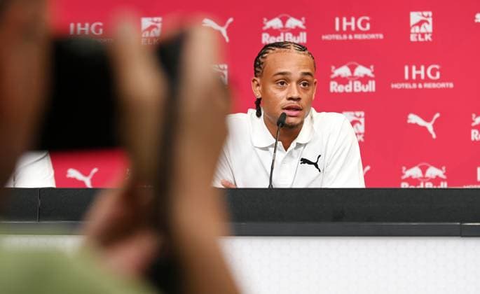 Fußball-Bundesliga Saison 2024 2025, Pressekonferenz mit Xavi Simons (Offensives Mittelfeld RB Leipzig, Rueckennummer 10), Marcel Schäfer (Geschäftsführer RB Leipzig) und Rouven Schröder (Sportdirektor RB Leipzig). Xavi Simons (Offensives Mittelfeld RB Leipzig, Rueckennummer 10) bei der Pressekonferenz von RB Leipzig (06.08.2024) - auf dieser wurde die Verlängerung der Leihe von Xavi von Paris Saint-Germain bekannt gegeben. Leipzig Sachsen Deutschland Red-Bull-Trainingsgelände am Cottaweg
