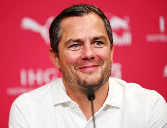 Fußball-Bundesliga Saison 2024 2025, Pressekonferenz mit Xavi Simons (Offensives Mittelfeld RB Leipzig, Rueckennummer 10), Marcel Schäfer (Geschäftsführer RB Leipzig) und Rouven Schröder (Sportdirektor RB Leipzig). Marcel Schäfer (Geschäftsführer Sport RB Leipzig) bei der Pressekonferenz von RB Leipzig (06.08.2024). Auf dieser wurde die Verlängerung der Leihe von Xavi Simons (nicht im Bild) von Paris Saint-Germain bekannt gegeben. Leipzig Sachsen Deutschland Red-Bull-Trainingsgelände am Cottaweg