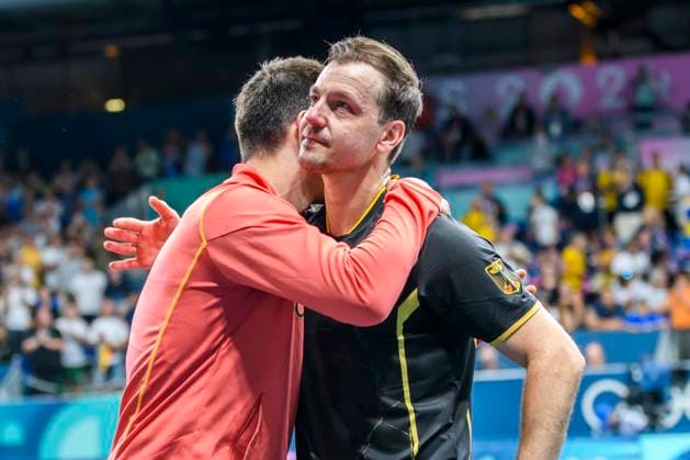 Sport Themen der Woche KW32 Sport Bilder des Tages FRA, Olympische Sommerspiele Paris 2024, Tischtennis , Herren Team. Viertelfinale, Deutschland (GER) vs Schweden (SWE) 06.08.2024, , Paris, FRA, Olympische Sommerspiele Paris 2024, Tischtennis , Herren Team. Viertelfinale, Deutschland (GER) vs Schweden (SWE), im Bild BOLL Timo (GER) kämpft mit den Tränen als ihn die Zuschauer bejubeln , scheinbar war dies sein letzter Auftritt mit OVTCHAROV Dimitrij (GER) *** FRA, Summer Olympics Paris 2024, Table Tennis , Mens Team Quarterfinals, Germany GER vs Sweden SWE 06 08 2024, , Paris, FRA, Summer Olympics Paris 2024, Table Tennis , Mens Team Quarterfinals, Germany GER vs Sweden SWE , pictured BOLL Timo GER fights back tears as the crowd cheers him , apparently this was his last appearance with OVTCHAROV Dimitrij GER nordphotoxGmbHx xStraubmeier nph00004