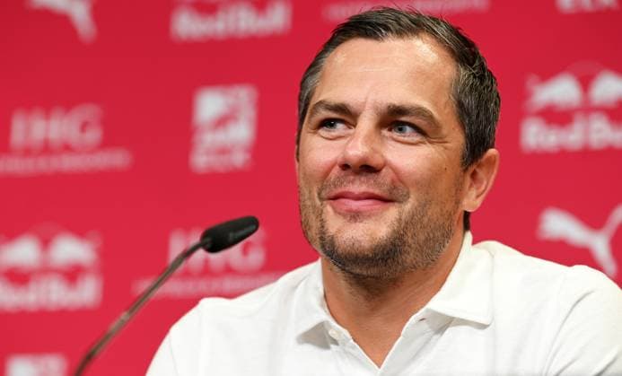 Fußball-Bundesliga Saison 2024 2025, Pressekonferenz mit Xavi Simons (Offensives Mittelfeld RB Leipzig, Rueckennummer 10), Marcel Schäfer (Geschäftsführer RB Leipzig) und Rouven Schröder (Sportdirektor RB Leipzig). Marcel Schäfer (Geschäftsführer Sport RB Leipzig) bei der Pressekonferenz von RB Leipzig (06.08.2024). Auf dieser wurde die Verlängerung der Leihe von Xavi Simons (nicht im Bild) von Paris Saint-Germain bekannt gegeben. Leipzig Sachsen Deutschland Red-Bull-Trainingsgelände am Cottaweg