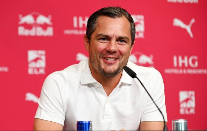 Fußball-Bundesliga Saison 2024 2025, Pressekonferenz mit Xavi Simons (Offensives Mittelfeld RB Leipzig, Rueckennummer 10), Marcel Schäfer (Geschäftsführer RB Leipzig) und Rouven Schröder (Sportdirektor RB Leipzig). Marcel Schäfer (Geschäftsführer Sport RB Leipzig) bei der Pressekonferenz von RB Leipzig (06.08.2024). Auf dieser wurde die Verlängerung der Leihe von Xavi Simons (nicht im Bild) von Paris Saint-Germain bekannt gegeben. Leipzig Sachsen Deutschland Red-Bull-Trainingsgelände am Cottaweg