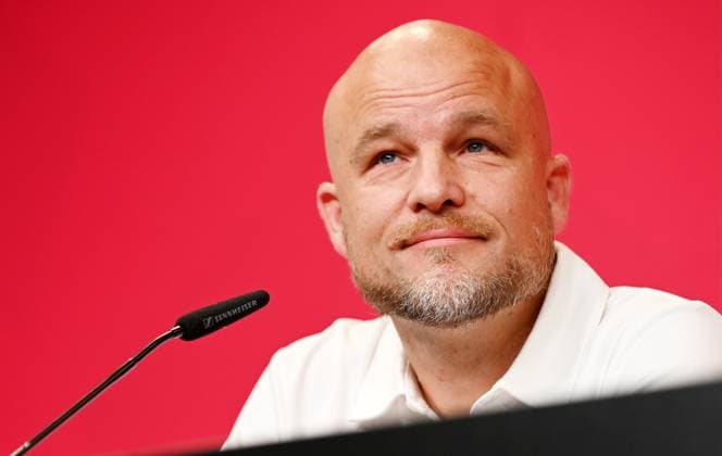 Fußball-Bundesliga Saison 2024 2025, Pressekonferenz mit Xavi Simons (Offensives Mittelfeld RB Leipzig, Rueckennummer 10), Marcel Schäfer (Geschäftsführer RB Leipzig) und Rouven Schröder (Sportdirektor RB Leipzig). Rouven Schröder (Sportdirektor RB Leipzig) bei der Pressekonferenz von RB Leipzig (06.08.2024). Auf dieser wurde die Verlängerung der Leihe von Xavi Simons (nicht im Bild) von Paris Saint-Germain bekannt gegeben. Leipzig Sachsen Deutschland Red-Bull-Trainingsgelände am Cottaweg