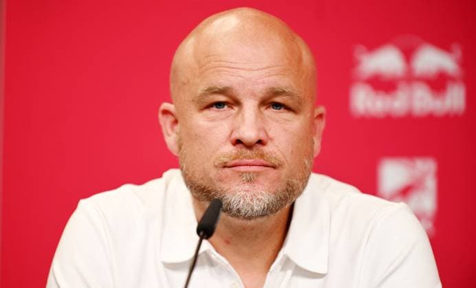 Fußball-Bundesliga Saison 2024 2025, Pressekonferenz mit Xavi Simons (Offensives Mittelfeld RB Leipzig, Rueckennummer 10), Marcel Schäfer (Geschäftsführer RB Leipzig) und Rouven Schröder (Sportdirektor RB Leipzig). Rouven Schröder (Sportdirektor RB Leipzig) bei der Pressekonferenz von RB Leipzig (06.08.2024). Auf dieser wurde die Verlängerung der Leihe von Xavi Simons (nicht im Bild) von Paris Saint-Germain bekannt gegeben. Leipzig Sachsen Deutschland Red-Bull-Trainingsgelände am Cottaweg