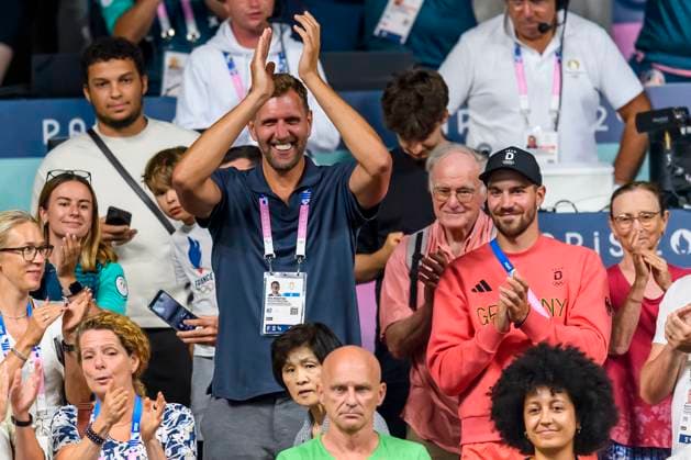 Sport Themen der Woche KW32 Sport Bilder des Tages FRA, Olympische Sommerspiele Paris 2024, Tischtennis , Herren Team. Viertelfinale, Deutschland (GER) vs Schweden (SWE) 06.08.2024, , Paris, FRA, Olympische Sommerspiele Paris 2024, Tischtennis , Herren Team. Viertelfinale, Deutschland (GER) vs Schweden (SWE), im Bild Dirk Nowitzki beklatscht Timo Boll als der aus dem Stadion geht *** FRA, Summer Olympics Paris 2024, Table tennis , Mens team quarter-finals, Germany GER vs Sweden SWE 06 08 2024, , Paris, FRA, Summer Olympics Paris 2024, Table tennis , Mens team quarter-finals, Germany GER vs Sweden SWE , pictured Dirk Nowitzki applauds Timo Boll as he leaves the stadium nordphotoxGmbHx xStraubmeier nph00004