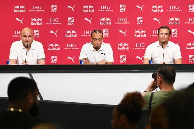 Fußball-Bundesliga Saison 2024 2025, Pressekonferenz mit Xavi Simons (Offensives Mittelfeld RB Leipzig, Rueckennummer 10), Marcel Schäfer (Geschäftsführer RB Leipzig) und Rouven Schröder (Sportdirektor RB Leipzig). Rouven Schröder (Sportdirektor RB Leipzig), Xavi Simons (Offensives Mittelfeld RB Leipzig, Rueckennummer 10), Marcel Schäfer (Geschäftsführer Sport RB Leipzig) (v.l.n.r.) bei der Pressekonferenz von RB Leipzig (06.08.2024). Auf dieser wurde die Verlängerung der Leihe von Xavi Simons von Paris Saint-Germain bekannt gegeben. Leipzig Sachsen Deutschland Red-Bull-Trainingsgelände am Cottaweg