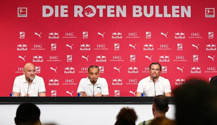 Fußball-Bundesliga Saison 2024 2025, Pressekonferenz mit Xavi Simons (Offensives Mittelfeld RB Leipzig, Rueckennummer 10), Marcel Schäfer (Geschäftsführer RB Leipzig) und Rouven Schröder (Sportdirektor RB Leipzig). Rouven Schröder (Sportdirektor RB Leipzig), Xavi Simons (Offensives Mittelfeld RB Leipzig, Rueckennummer 10), Marcel Schäfer (Geschäftsführer Sport RB Leipzig) (v.l.n.r.) bei der Pressekonferenz von RB Leipzig (06.08.2024). Auf dieser wurde die Verlängerung der Leihe von Xavi Simons von Paris Saint-Germain bekannt gegeben. Leipzig Sachsen Deutschland Red-Bull-Trainingsgelände am Cottaweg