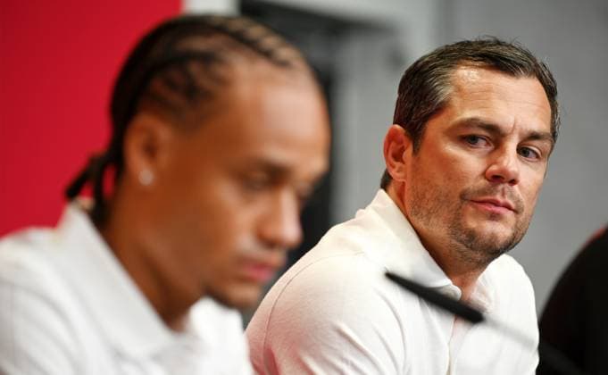 Fußball-Bundesliga Saison 2024 2025, Pressekonferenz mit Xavi Simons (Offensives Mittelfeld RB Leipzig, Rueckennummer 10), Marcel Schäfer (Geschäftsführer RB Leipzig) und Rouven Schröder (Sportdirektor RB Leipzig). Xavi Simons (Offensives Mittelfeld RB Leipzig, Rueckennummer 10) (li.) und Marcel Schäfer (Geschäftsführer Sport RB Leipzig) (re.) bei der Pressekonferenz von RB Leipzig (06.08.2024). Auf dieser wurde die Verlängerung der Leihe von Xavi Simons von Paris Saint-Germain bekannt gegeben. Leipzig Sachsen Deutschland Red-Bull-Trainingsgelände am Cottaweg