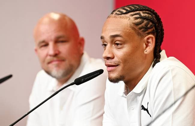Fußball-Bundesliga Saison 2024 2025, Pressekonferenz mit Xavi Simons (Offensives Mittelfeld RB Leipzig, Rueckennummer 10), Marcel Schäfer (Geschäftsführer RB Leipzig) und Rouven Schröder (Sportdirektor RB Leipzig). Xavi Simons (Offensives Mittelfeld RB Leipzig, Rueckennummer 10) (re.) und Rouven Schröder (Sportdirektor RB Leipzig) (li.) bei der Pressekonferenz von RB Leipzig (06.08.2024). Auf dieser wurde die Verlängerung der Leihe von Xavi Simons von Paris Saint-Germain bekannt gegeben. Leipzig Sachsen Deutschland Red-Bull-Trainingsgelände am Cottaweg
