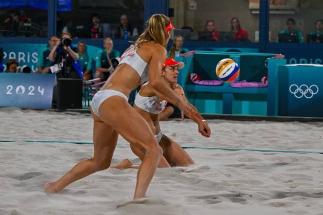 Olympische Spiele Beach volleyball, Beachvolleyball ; Paris 06.08.2024 Viertelfinale, Frauen, USA-SUI, Tanja Hüberli in der Annahme, davor Nina Brunner, Copyright: xBEAUTIFULxSPORTS TomxBlochx