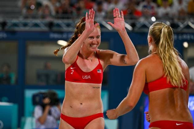Olympische Spiele Beach volleyball, Beachvolleyball ; Paris 06.08.2024 Viertelfinale, Frauen, USA-SUI, Kelly Cheng left, Sara Hughes rechts, Copyright: xBEAUTIFULxSPORTS TomxBlochx