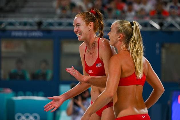 Olympische Spiele Beach volleyball, Beachvolleyball ; Paris 06.08.2024 Viertelfinale, Frauen, USA-SUI, Kelly Cheng left, Sara Hughes rechts, Copyright: xBEAUTIFULxSPORTS TomxBlochx