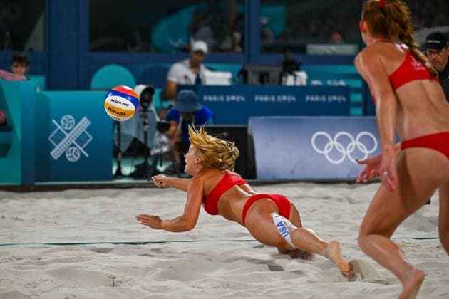 Olympische Spiele Beach volleyball, Beachvolleyball ; Paris 06.08.2024 Viertelfinale, Frauen, USA-SUI, Kelly Cheng rechts, Sara Hughes hechtet nach dem BAll, Copyright: xBEAUTIFULxSPORTS TomxBlochx
