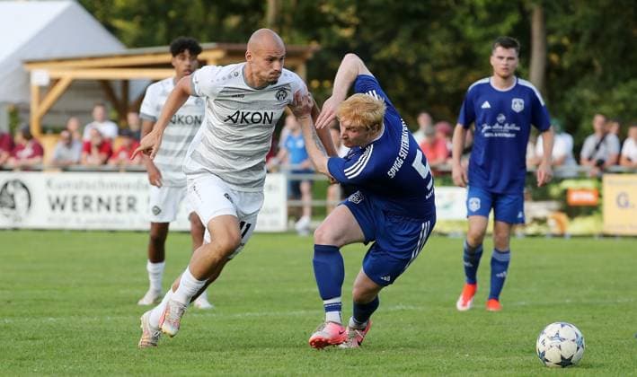 v.li.: Alem Japaur (FC Würzburger Kickers), Dominik Meier (SpVgg Sittenbachtal), 06.08.2024, Kirchensittenbach (Deutschland), Fussball, BFV Verbandspokal, SpVgg Sittenbachtal - FC Würzburger Kickers, DFB DFL REGULATIONS PROHIBIT ANY USE OF PHOTOGRAPHS AS IMAGE SEQUENCES AND OR QUASI-VIDEO.