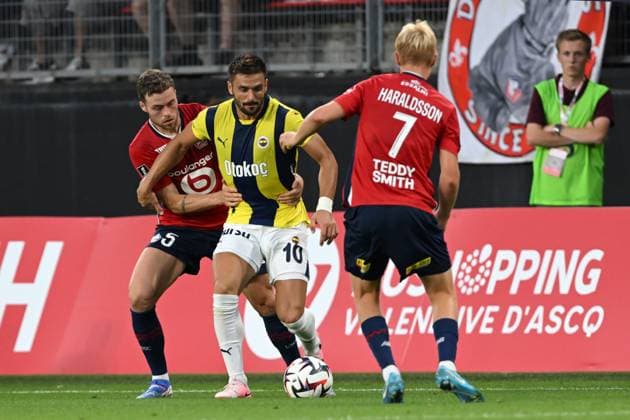 VALENCIENNES - (l-r) Gabriel Gudmundsson of Lille OSC, Dusan Tadic of Fenerbahce SK, Hakon Arnar Haraldsson of Lille OSC during the UEFA Champions League third qualifying round between Lille OSC and Fenerbahce SK at Stade du Hainaut on August 6, 2024 in Valenciennes, France. ANP Hollandse Hoogte UEFA Champions League, Third qualifying round, 1st leg 2024 25 xVIxANPxSportx xGerritxvanxKeulenxIVx 505339701 originalFilename: 505339701.jpg