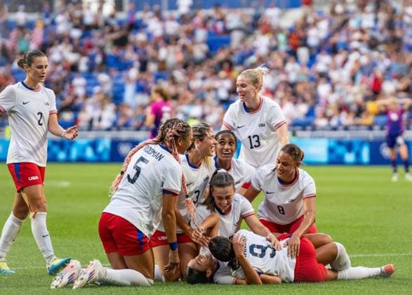 Bilder des Jahres 2024, Sport 08 August Sport Themen der Woche KW32 Sport Bilder des Tages (240806) -- LYON, Aug. 6, 2024 -- Players of team USA celebrate after scoring during the women s semifinal match of football between the United States and Germany of the Paris 2024 Olympic Games, Olympische Spiele, Olympia, OS in Lyon, France, Aug. 6, 2024. ) (PARIS 2024)FRANCE-LYON-OLY-FOOTBALL SunxFei 