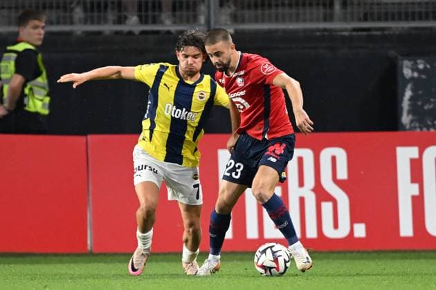 VALENCIENNES - (l-r) Ferdi Kadioglu of Fenerbahce SK, Edon Zhegrova of Lille OSC during the UEFA Champions League third qualifying round between Lille OSC and Fenerbahce SK at Stade du Hainaut on August 6, 2024 in Valenciennes, France. ANP Hollandse Hoogte UEFA Champions League, Third qualifying round, 1st leg 2024 25 xVIxANPxSportx xGerritxvanxKeulenxIVx 505340163 originalFilename: 505340163.jpg