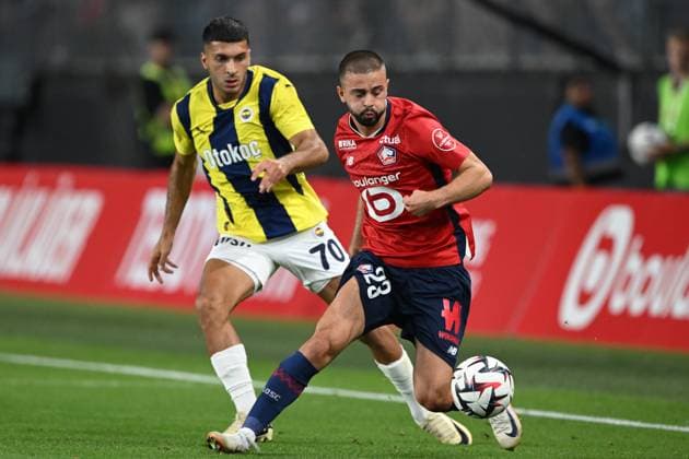 VALENCIENNES - (l-r) Oguz Aydin of Fenerbahce SK, Edon Zhegrova of Lille OSC during the UEFA Champions League third qualifying round between Lille OSC and Fenerbahce SK at Stade du Hainaut on August 6, 2024 in Valenciennes, France. ANP Hollandse Hoogte UEFA Champions League, Third qualifying round, 1st leg 2024 25 xVIxANPxSportx xGerritxvanxKeulenxIVx 505340472 originalFilename: 505340472.jpg