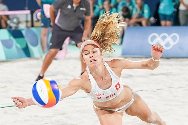 PARIS, FRANCE - AUGUST 6: Nina Brunner of Switzerland during the Women s Quarterfinal Match 49 on day eleven of the Olympic Games, Olympische Spiele, Olympia, OS Paris 2024 at on August 6, 2024 in Paris, France. Paris France Copyright: xJustPictures.ch JarixPestelaccix jp-en-EuSpIm-JP4_JAR_Beachvolley_06Aug2024_PR0012
