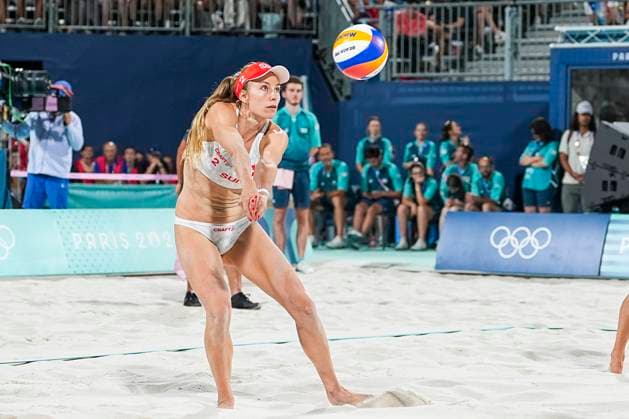 PARIS, FRANCE - AUGUST 6: Nina Brunner of Switzerland during the Women s Quarterfinal Match 49 on day eleven of the Olympic Games, Olympische Spiele, Olympia, OS Paris 2024 at on August 6, 2024 in Paris, France. Paris France Copyright: xJustPictures.ch JarixPestelaccix jp-en-EuSpIm-JP4_JAR_Beachvolley_06Aug2024_PR0015