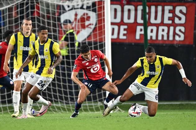VALENCIENNES - (l-r) Osame Sahraoui of Lille OSC, Alexander Djiku of Fenerbahce SK during the UEFA Champions League third qualifying round between Lille OSC and Fenerbahce SK at Stade du Hainaut on August 6, 2024 in Valenciennes, France. ANP Hollandse Hoogte UEFA Champions League, Third qualifying round, 1st leg 2024 25 xVIxANPxSportx xGerritxvanxKeulenxIVx 505340782 originalFilename: 505340782.jpg