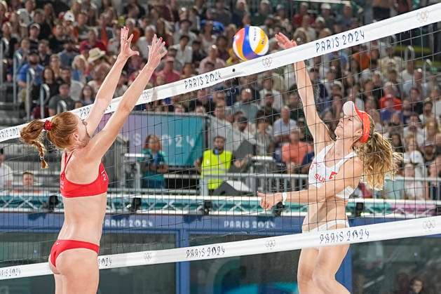 PARIS, FRANCE - AUGUST 6: Nina Brunner of Switzerland R) against Kelly Cheng of United States L) during the Women s Quarterfinal Match 49 on day eleven of the Olympic Games, Olympische Spiele, Olympia, OS Paris 2024 at on August 6, 2024 in Paris, France. Paris France Copyright: xJustPictures.ch JarixPestelaccix jp-en-EuSpIm-JP4_JAR_Beachvolley_06Aug2024_PR0020