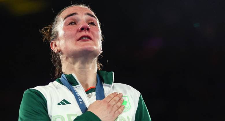 Bilder des Jahres 2024, Sport 08 August Sport Themen der Woche KW32 Sport Bilder des Tages Paris 2024 Olympic Games, Olympische Spiele, Olympia, OS North Paris Arena, France 6 8 2024 Women s 60kg - Final Kellie Harrington vs Yang Wenlu Ireland™s Kellie Harrington celebrates with her gold medal on the podium Kellie Harrington celebrates with her gold medal on the podium 6 8 2024  Copyright: x INPHO JamesxCrombiex JRY11941a