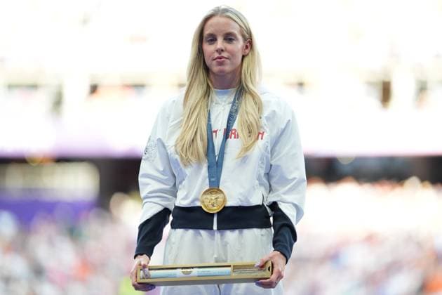 Keely Hodgkinson of Great Britain (Women s 800m) with her gold medal Paris 2024 Olympic Games, Olympische Spiele, Olympia, OS Day Eleven, Paris, France - 06 Aug 2024  Copyright: xDavexWinter Shutterstockx 14621709kz