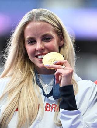 6th August 2024; Paris Olympic Games, Olympische Spiele, Olympia, OS Stade de France, Paris, France, Day 11; Athletics, HODGKINSON Keely of Great Britain receives her gold medal for winning the Women& x2019;s 800m race  ActionPlus12678288 SimonxWest