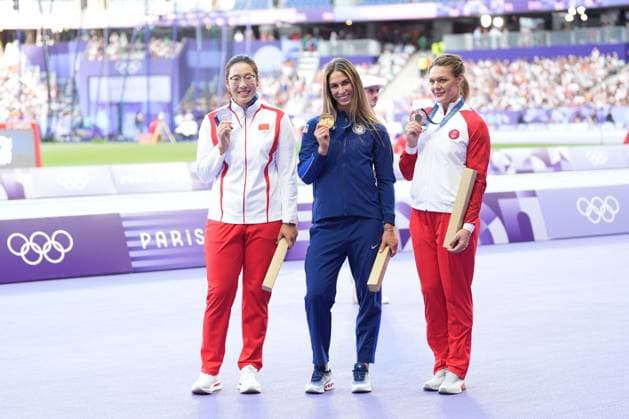 The medalists from the Women s Discus, Bin Feng of China with the silver, Valarie Allman of USA with the gold and Sandra Elkasevic of Croatia with the bronze Paris 2024 Olympic Games, Olympische Spiele, Olympia, OS Day Eleven, Paris, France - 06 Aug 2024  Copyright: xDavexWinter Shutterstockx 14621709lh