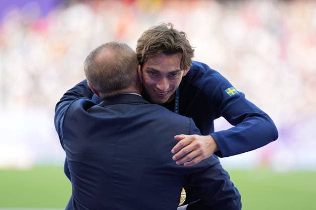 Armand Duplantis of Sweden (Men s Pole Vault) is embrased by legendary Ukranian pole vaulter Sergey Bubka Paris 2024 Olympic Games, Olympische Spiele, Olympia, OS Day Eleven, Paris, France - 06 Aug 2024  Copyright: xDavexWinter Shutterstockx 14621709mg