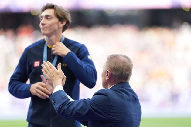 Armand Duplantis of Sweden (Men s Pole Vault) is applauded by legendary Ukranian pole vaulter Sergey Bubka Paris 2024 Olympic Games, Olympische Spiele, Olympia, OS Day Eleven, Paris, France - 06 Aug 2024  Copyright: xDavexWinter Shutterstockx 14621709mh