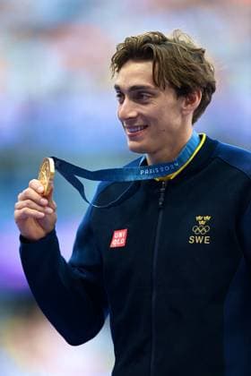 Paris 2024 - Pole Vault Medal Ceremony Gold medallist Sweden s Armand Duplantis celebrates on the podium after competing in the men s pole vault final of the athletics event during the Paris 2024 Olympic Games, Olympische Spiele, Olympia, OS at Stade de France in Saint-Denis, north of Paris, on August 6, 2024. Photo by Franck Castel ABACAPRESS.COM Saint Denis France  Copyright: xCastelxFranck ABACAx