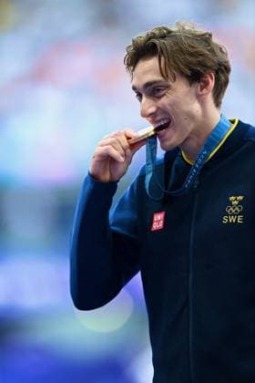 Paris 2024 - Pole Vault Medal Ceremony Gold medallist Sweden s Armand Duplantis celebrates on the podium after competing in the men s pole vault final of the athletics event during the Paris 2024 Olympic Games, Olympische Spiele, Olympia, OS at Stade de France in Saint-Denis, north of Paris, on August 6, 2024. Photo by Franck Castel ABACAPRESS.COM Saint Denis France  Copyright: xCastelxFranck ABACAx