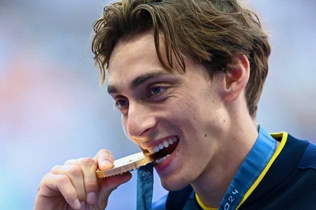 Paris 2024 - Pole Vault Medal Ceremony Gold medallist Sweden s Armand Duplantis celebrates on the podium after competing in the men s pole vault final of the athletics event during the Paris 2024 Olympic Games, Olympische Spiele, Olympia, OS at Stade de France in Saint-Denis, north of Paris, on August 6, 2024. Photo by Franck Castel ABACAPRESS.COM Saint Denis France  Copyright: xCastelxFranck ABACAx