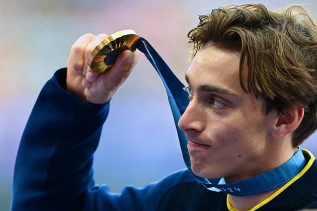 Paris 2024 - Pole Vault Medal Ceremony Gold medallist Sweden s Armand Duplantis celebrates on the podium after competing in the men s pole vault final of the athletics event during the Paris 2024 Olympic Games, Olympische Spiele, Olympia, OS at Stade de France in Saint-Denis, north of Paris, on August 6, 2024. Photo by Franck Castel ABACAPRESS.COM Saint Denis France  Copyright: xCastelxFranck ABACAx