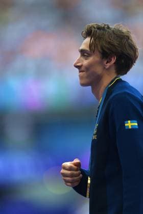 Paris 2024 - Pole Vault Medal Ceremony Gold medallist Sweden s Armand Duplantis celebrates on the podium after competing in the men s pole vault final of the athletics event during the Paris 2024 Olympic Games, Olympische Spiele, Olympia, OS at Stade de France in Saint-Denis, north of Paris, on August 6, 2024. Photo by Franck Castel ABACAPRESS.COM Saint Denis France  Copyright: xCastelxFranck ABACAx