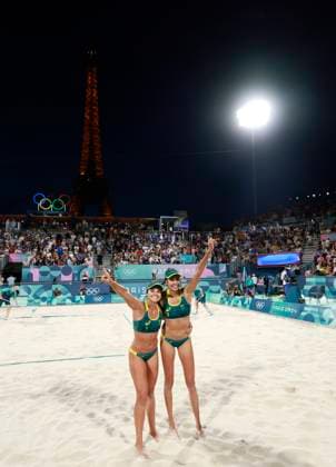 (240806) -- PARIS, Aug. 6, 2024 -- Mariafe Artacho del Solar (L) Taliqua Clancy of Australia celebrate after winning the Beach volleyball, Beachvolleyball women s quarterfinal against Zoe Verge-Depre Esmee Boebner of Switzerland at the Paris 2024 Olympic Games, Olympische Spiele, Olympia, OS in Paris, France, Aug. 6, 2024. ) (PARIS2024) FRANCE-PARIS-OLY-BEACH VOLLEYBALL FeixMaohua 