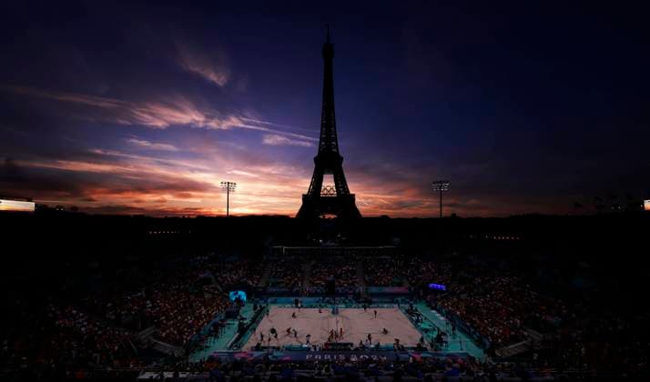 Bilder des Jahres 2024, Sport 08 August Sport Themen der Woche KW32 Sport Bilder des Tages (240806) -- PARIS, Aug. 6, 2024 -- Players of both sides enter the court after a break during the Beach volleyball, Beachvolleyball women s quarterfinal between Mariafe Artacho del Solar Taliqua Clancy of Australia and Zoe Verge-Depre Esmee Boebner of Switzerland at the Paris 2024 Olympic Games, Olympische Spiele, Olympia, OS in Paris, France, Aug. 6, 2024. ) (PARIS2024) FRANCE-PARIS-OLY-BEACH VOLLEYBALL FeixMaohua 