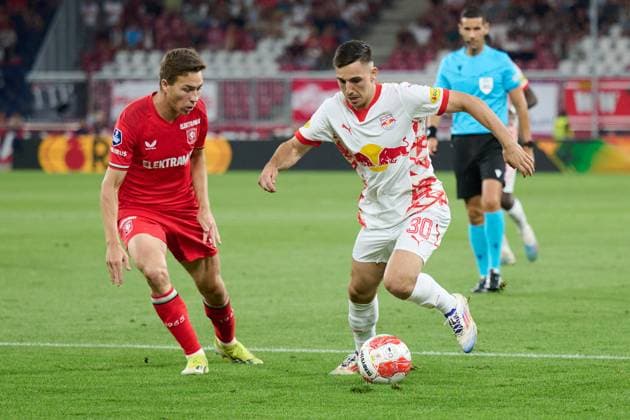 Salzburg, Österreich 06. August 2024: Champions League - Qualifikation - 2024 2025 - RB Salzburg vs. FC Twente Enschede Im Bild: v. li. im Zweikampf Carel Eiting (TW), Oscar Gloukh (RB) Red Bull Arena Copyright: xFotostandx xWassmuthx