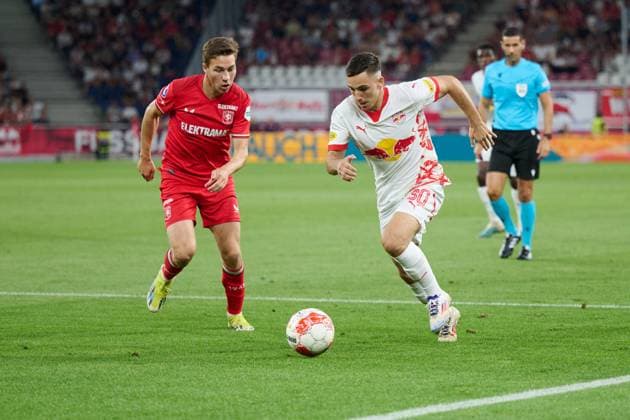 Salzburg, Österreich 06. August 2024: Champions League - Qualifikation - 2024 2025 - RB Salzburg vs. FC Twente Enschede Im Bild: v. li. im Zweikampf Carel Eiting (TW), Oscar Gloukh (RB) Red Bull Arena Copyright: xFotostandx xWassmuthx